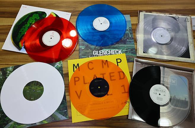 마장뮤직앤픽처스가 기획·제작한 LP 타이틀과 다양한 색상의 컬러 알판들.