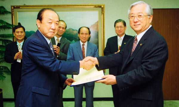 1997년 7월 권오기 당시 부총리 겸 통일원 장관(오른쪽)이 강성모 신임 북한이탈주민후원회장에게 임명장을 수여하고 있다. 세계일보 자료사진