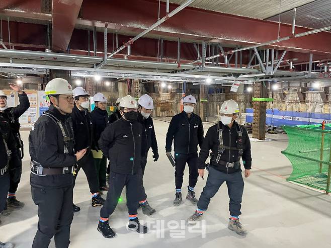 쌍용건설 김인수 사장(가운데)이 오금 아남 아파트 리모델링 현장을 방문하고 있다. (사진=쌍용건설)