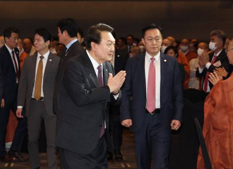 윤석열 대통령이 6일 서울 강남구 코엑스에서 열린 불기 2567년 대한민국 불교도 신년대법회에 입장하며 합장인사를 하고 있다. (사진=연합뉴스)