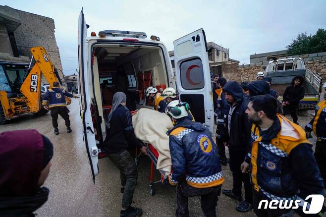 6일(현지시간) 시리아에서 구급대원들이 구출된 부상자를 들것으로 구급차에 싣고 있다. 현재까지 사상자는 1만명을 넘어섰으며 더 늘어날 수 있다. ⓒ AFP=뉴스1 ⓒ News1 권진영 기자