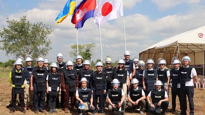 최근 캄보디아지뢰대응센터(CMAC) 초청으로 캄보디아 현지에서 지뢰 제거 훈련을 받은 우크라이나 공병 요원들이 CMAC 관계자와 탐사 장비를 제공한 일본국제협력기구(JICA) 관계자 등과 함께 기념 촬영을 하고 있다. /CMAC