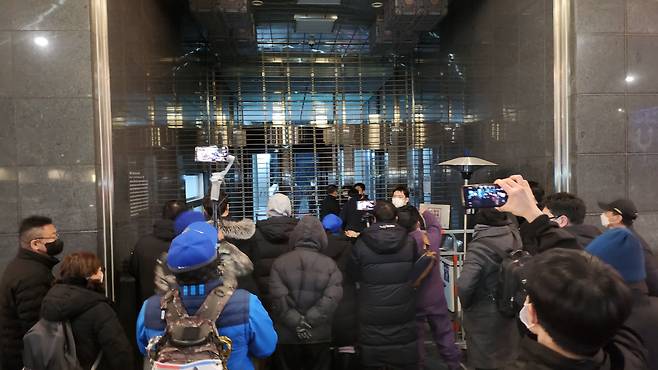 4일 오후 서울시청 앞 광장 내 핼러윈 참사 합동분향소를 찾은 추모객 일부가 계고장을 집행하러 온 시 직원을 쫓아 시청 앞까지 나섰다./양승수 기자
