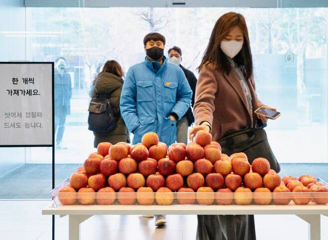 현대카드가 6일 서울 여의도 현대카드 본사 사옥 로비에서 출근길 임직원들에게 사과를 증정하는 깜짝 이벤트를 열었다./현대카드 뉴스룸