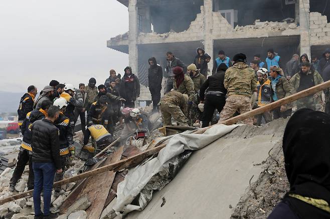 지난 6일 시리아 반군이 장악한 잔다리스 마을에서 지진이 발생한 뒤 잔해 속에서 구조대원들이 생존자를 찾고 있다. /로이터 연합뉴스