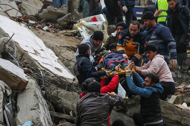6일(현지시간) 튀르키예 동남부에서 규모 7.8의 강진이 발생했다. 시리아와 국경을 맞댄 지역에서 일어난 이번 강진으로 지금까지 두 나라에서 최소 568명이 사망했다. 사진은 튀르키예 남부 아다나의 붕괴한 건물에서 부상자를 옮기는 구조대 모습. /연합뉴스