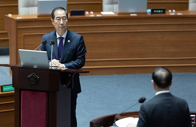 한덕수 국무총리가 6일 오후 서울 여의도 국회에서 열린 제403회 국회(임시회) 제2차 본회의 ‘정치·외교·통일·안보’ 분야 대정부 질문에서 홍영표 더불어민주당 의원의 질의를 듣고 있다. /뉴스1