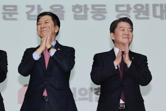 국민의힘 당권주자인 김기현(왼쪽부터) 의원과 안철수 의원이 지난 2월5일 오후 서울 동대문구청 대강당에서 열린 국민의힘 동대문구 갑을 합동 당원대회에서 기념촬영을 위해 단상에 올라가 있다.<연합뉴스>