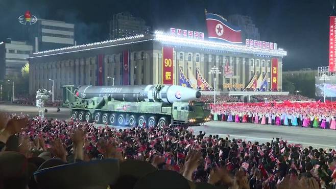 지난해 4월25일 평양 김일성 광장에서 열린 북한 조선인민혁명군 창건 90주년 열병식에 장한 북한 신형 대륙간탄도미사일(ICBM) '화성-17형'. 뉴시스