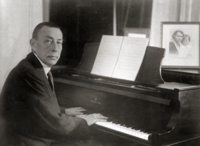 1936년 전후로 찍힌 것으로 추정되는 세르게이 라흐마니노프의 사진. 위키미디어 커먼스