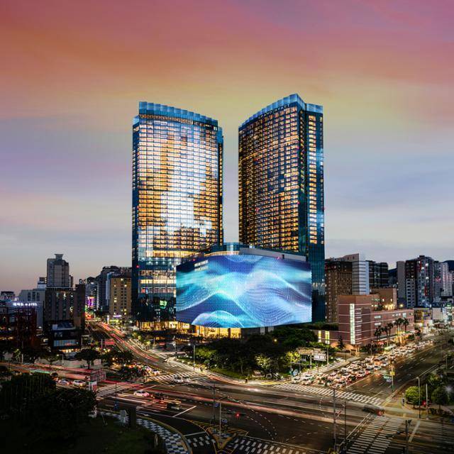 제주 최대 규모 건물인 ‘제주 드림타워’ 복합리조트. 롯데관광개발은 1980년 제주에 사업부지를 매입한 후 40여 년 만에 드림타워 복합리조트를 개장하게 됐다. 한국일보 DB