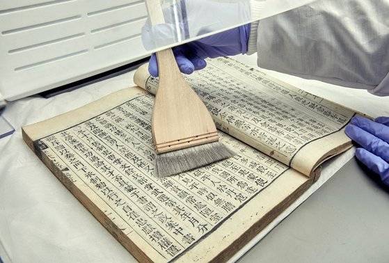 유물 치료 및 복원은 보존과학자의 역할이지만, 손상 정도가 크지 않은 경우는 레지스트라가 직접 보수하기도 한다.