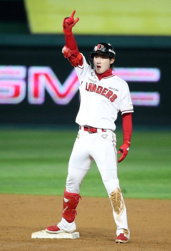 지난해 한국시리즈 6차전에서 2루타를 치고 출루한 뒤 환호하는 최지훈. 뉴스1