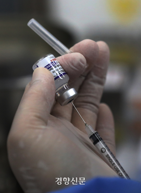 서울 종로구 보건소에서 의료진이 백신 주사를 준비하고 있다. 김창길 기자