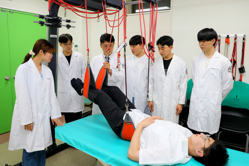 경동대 물리치료학과 학생들이 실습을 진행하고 있다. 경동대 제공
