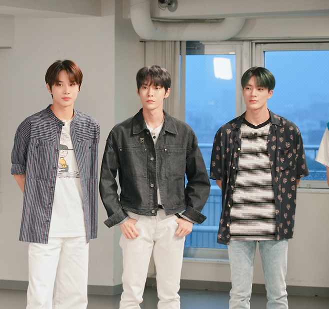 티빙 오리지널 예능 ‘웰컴 투 NCT 유니버스’에 출연한 K팝 그룹 NCT 멤버 정우 도영 제노(왼쪽부터). SM엔터테인먼트 연습생 ‘SM루키즈’가 아이돌 생활을 체험하는 콘텐츠다. <사진제공=티빙>