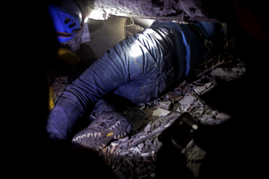 튀르키예(터키) 디야르바키르에서 6일 한 시민이 매몰자를 구하기 위해 무너진 건물 아래로 진입하고 있다. EPA 연합뉴스