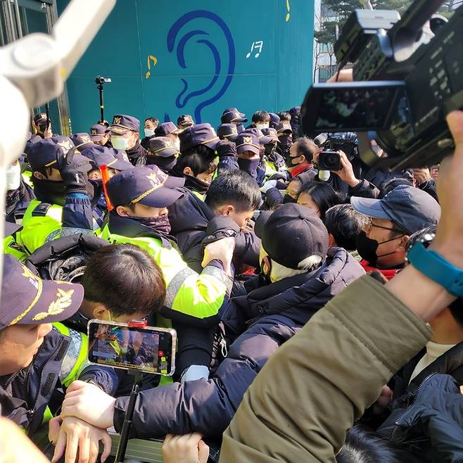 6일 서울시청 입구에서 유족과 경찰이 대치하는 과정에서 마구 뒤엉켜 있다. 채명준 기자