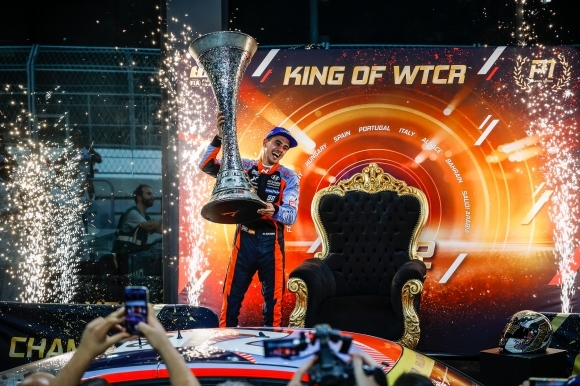 현대차 모터스포츠 팀 미켈 아즈코나 선수가 지난해 ‘월드 투어링카 컵’(WTCR) 대회에서 드라이버 부문 종합 우승을 확정하고 트로피를 들어 올리고 있다. 현대차 제공