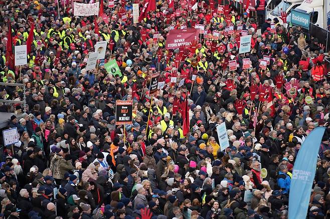 지난 5일 덴마크 코펜하겐의 의회 앞에서 시민들이 대규모 시위를 벌이고 있다. 로이터 연합뉴스