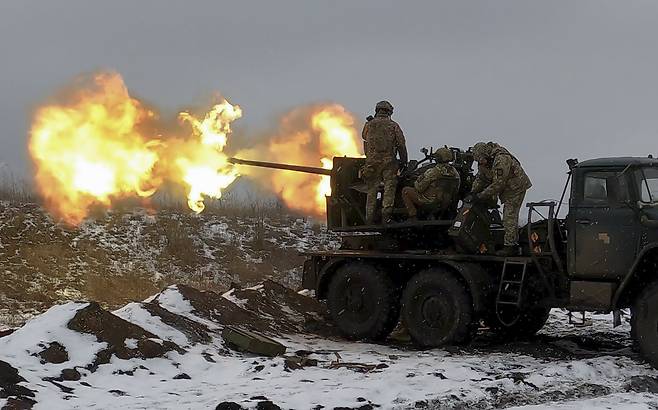 지난 4일(현지시간) 우크라이나 동부 바흐무트 근처에서 우크라이나 군인들이 러시아 진지를 향해 포격을 가하고 있다. / 사진=EPA 연합뉴스