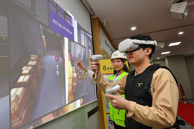 현대모비스 임직원들이 가상현실(VR) 장비를 착용해 사고 상황을 체험하고 안전교육을 받고 있다(현대모비스 제공)