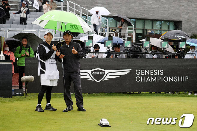 지난해 제네시스 챔피언십에서 함께했던 김영수(오른쪽)와 캐디 김재민. (KPGA 제공) ⓒ News1