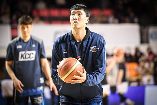 KCC 이종현이 5일 전주체육관에서 열린 2022~2023 프로농구 정규리그 LG전에 앞서 연습을 하고 있다. 사진제공 | KBL