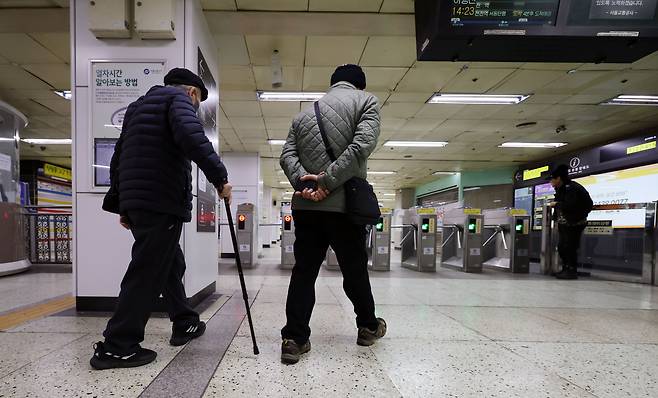 6일 오후 서울 지하철 종로3가역에서 노인들이 개찰구로 향하고 있다.   2023.2.6 /연합뉴스