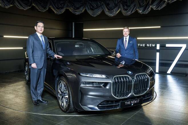 이재용(왼쪽) 삼성전자 회장과 올리버 집세 BMW 그룹 회장이 작년 12월 17일 인천 영종도 BMW 드라이빙 센터에서 만나 기념촬영을 하고 있다. 이날 BMW코리아는 삼성에 BMW 뉴 i7 10대를 전달했다./BMW코리아 제공