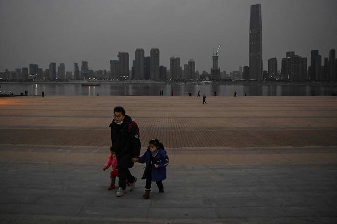 지난달 20일 중국 후베이성 우한시의 양쯔강변./AFP연합뉴스