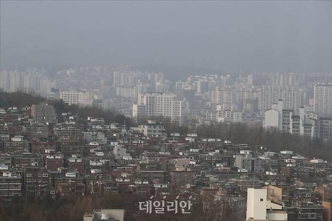 6일 오후 서울 강북구 북서울꿈의숲 전망대에서 강추위 대신 미세먼지로 인해 뿌옇게 변한 서울 하늘이 관측되고 있다. ⓒ데일리안 홍금표 기자