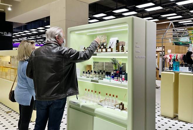 더현대서울에서 쇼핑 중인 외국인 고객.