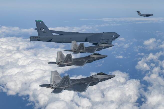 지난 2022년 12월 20일 한미 연합공군훈련을 위해 한반도 인근에 전개한 미국 B-52H, F-22, C-17이 함께 비행하고 있다. 사진=국방부 제공