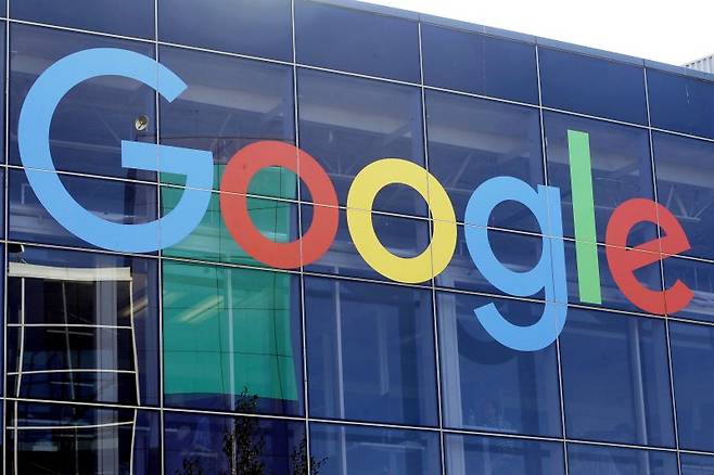구글의 순다르 피차이 CEO는 6일(현지시간) 회사 공식 블로그를 통해 "새로운 대화형 인공지능(AI) 서비스 '바드'(Bard)를 앞으로 수 주안에 일반인들을 위한 서비스를 공개할 것이라"고 밝혔다. /사진=AP연합뉴스