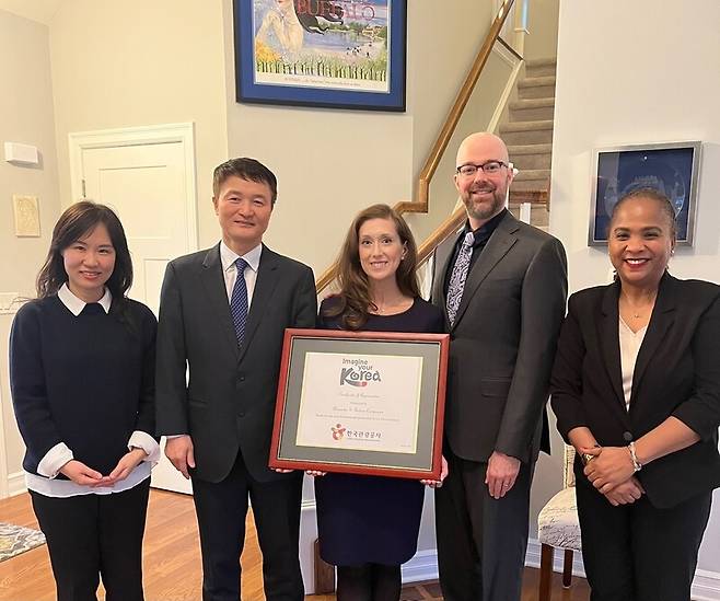 박재석 한국관광공사 뉴욕지사장(왼쪽 두 번째)이 지난해 12월 폭설에 갇힌 한국인 관광객 9명을 도운 미국인 알렉산더 캄파냐씨 부부(왼쪽 세, 네번째)에게 한국 여행을 선물하고 있다. 한국관광공사 제공