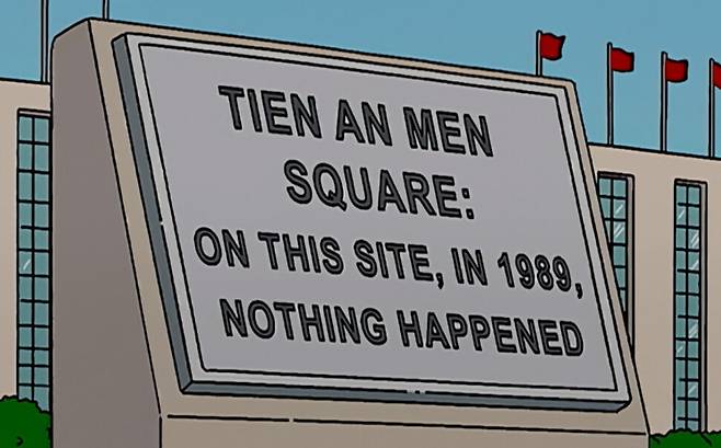 <심슨 가족> 시즌16의 12화에 등장하는 장면. ‘1989년 이곳에서는 아무 일도 일어나지 않았다’라는 글귀가 쓰인 표지판이 천안문(톈안먼) 광장에 세워져있는 모습이다. 애니메이션 화면 갈무리