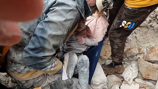 6일(현지시각) 시리아 북서부 이들리브주 주도인 이들리브에서 구조대가 지진으로 무너진 건물에 깔렸다가 구조하고 있다. 이들리브/UPI 연합뉴스