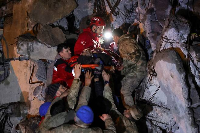 강력한 지진으로 큰 피해가 발생한 튀르키예 남동부 이스켄데룬에서 6일 밤 구조대원들이 무너진 병원 건물에서 부상자를 구조하고 있다. 이스켄데룬/로이터 연합뉴스