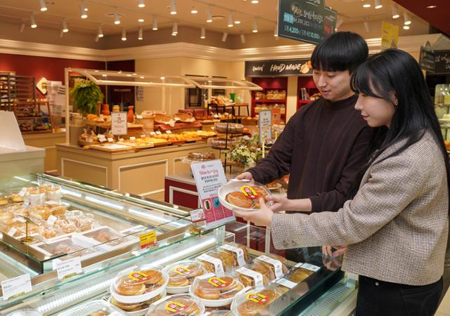 최근 서울 용산구 이마트 용산점 내 베이커리 매장에서 고객이 신세계푸드의 대안육 '베러미트'의 식물성 패티로 만든 '베러미트 버거'를 구입하고 있다. 신세계푸드 제공