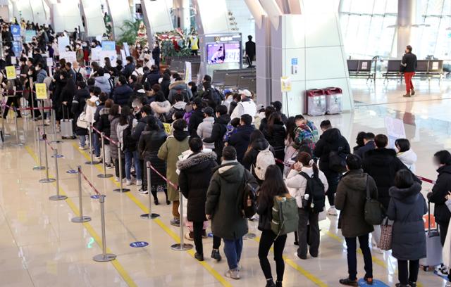 김포공항 국내선 출국장에서 승객들이 보안검색을 위해 줄을 서고 있다. 사진은 기사와 관계없음. 연합뉴스