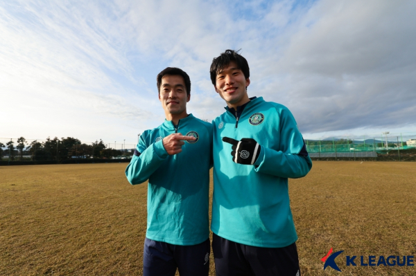 안산 주장 김영남(왼쪽)과 부주장 이근호.(사진=프로축구연맹)