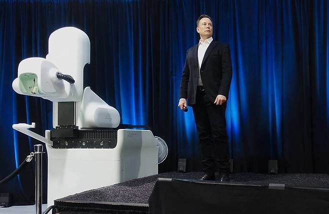 뉴럴링크의 로봇을 소개하고 있는 일론 머스크. 출처=Steve Jurvetson 플리커