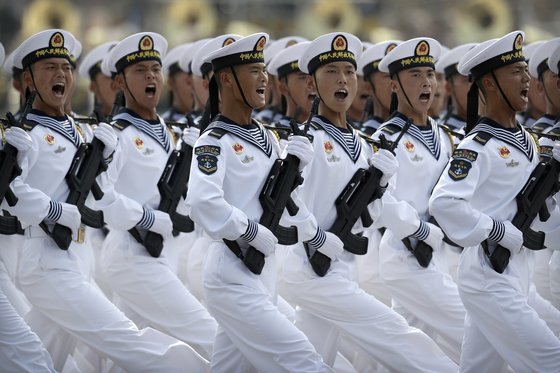 2019년 10월 중국 인민해방군 해군 병사들이 베이징에서 중화인민공화국 건국 70주년 기념 행진을 하고 있다. [AP=연합뉴스]