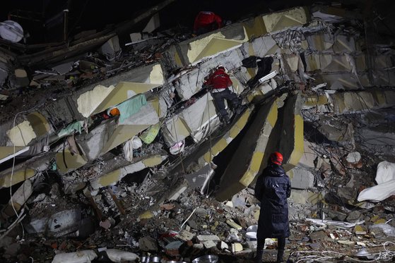튀르키예 지진 이후 무너진 건물 잔해에서 구조 작업이 진행되고 있다. AFP=연합뉴스