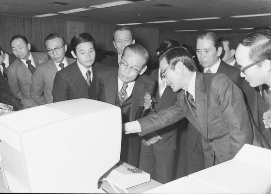 이병철 삼성 창업회장(왼쪽 다섯째)과 이건희 선대회장(왼쪽셋째)이 1976년 삼성그룹 전산실 개장식에서 설비를 살펴보고 있다. 사진 삼성