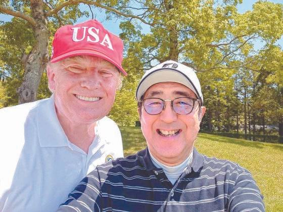 2019년 5월 26일 일본을 방문한 도널드 트럼프 당시 대통령과 아베 신조 당시 일본 총리가 함께 골프를 치던 중 사진 촬영을 하고 있다. 로이터=연합뉴스