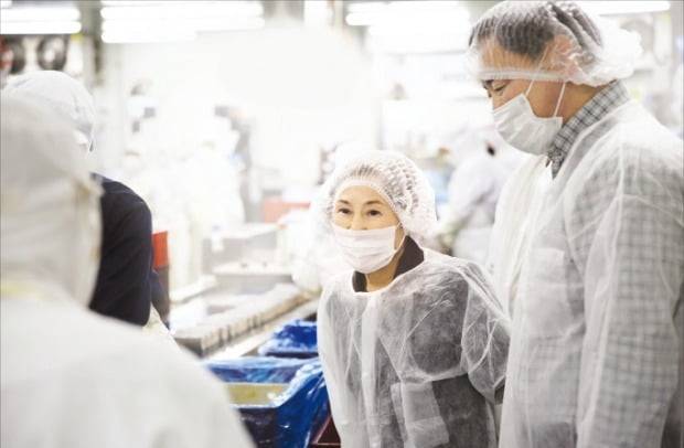 GS25가 2017년 상반기 판매를 중단한 ‘김혜자 도시락’을 이달 재출시한다. 배우 김혜자 씨가 지난 1일 인천 오류동에 있는 GS25의 도시락 납품사 생산시설을 둘러보고 있다. /GS리테일 제공