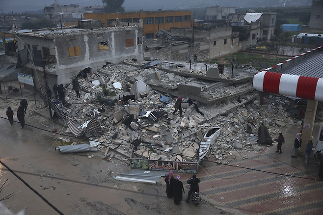 6일 새벽(현지시간0 튀르키예 가지안테프 지역에서 발생한 7.6규모의 강진 여파로 인접한 시리아 이들리브 지역에서도 건물이 무너져 사람들이 망연자실하게 바라보고 있다. 시리아 지역의 사망자도 최소 200명을 넘어섰다. AP연합뉴스