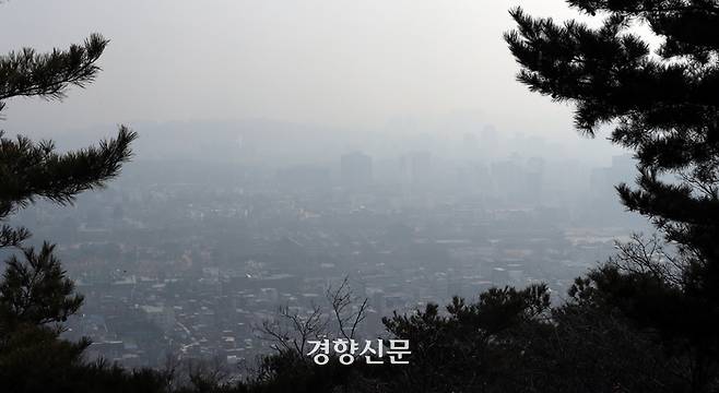 수도권에 미세먼지 비상저감조치가 시행된 6일 서울 인왕산에서 바라본 서울 시내가 뿌옇게 뒤덮여 있다. 서성일 선임기자